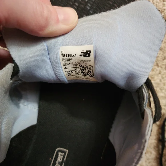 Womens Size 9 New Balance tennis shoes - Picture 3 of 4